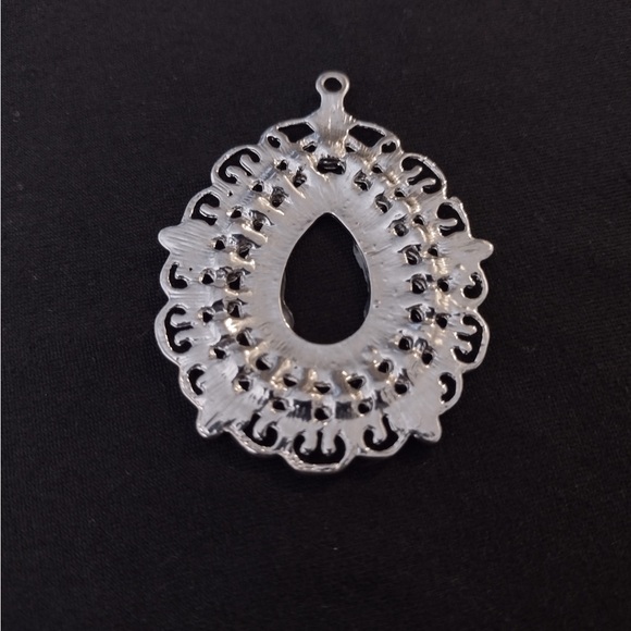 Beautiful Silvertone Pendant - Picture 6 of 6